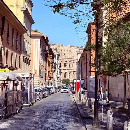With Private Courtyard - Colosseum & Forum Řím