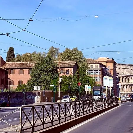 With Private Courtyard - Colosseum & Forum Apartmán Řím
