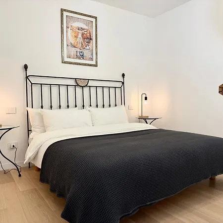 With Private Courtyard - Colosseum & Forum Řím