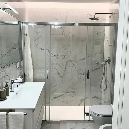 With Private Courtyard - Colosseum & Forum Apartmán Řím