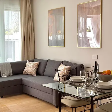 With Private Courtyard - Colosseum & Forum * Řím