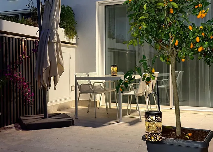 With Private Courtyard - Colosseum & Forum ローマ