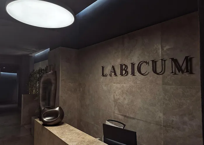 With Private Courtyard - Colosseum & Forum ローマ